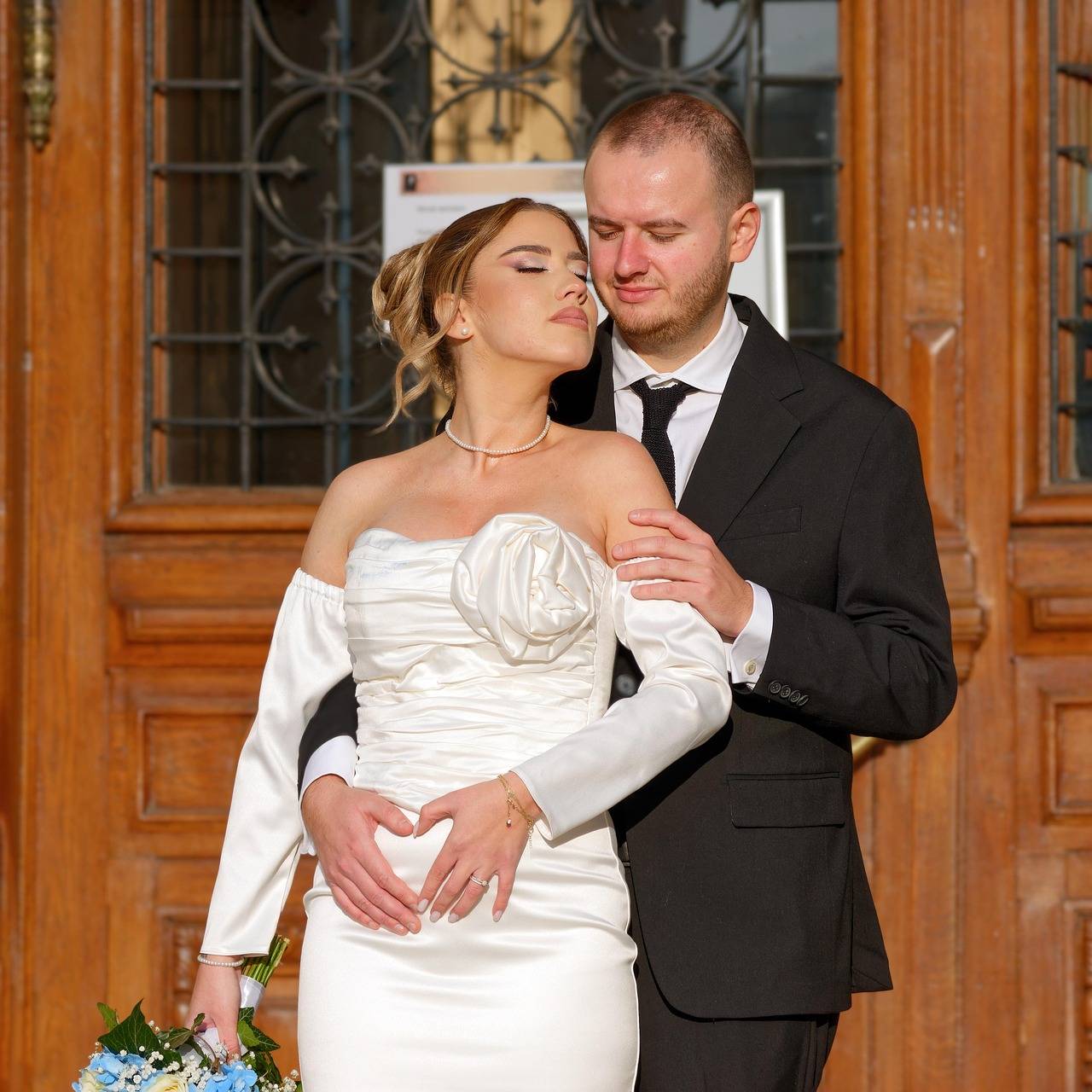 Jaki krawat do czarnego garnituru na wesele wybrać aby wyglądać stylowo?